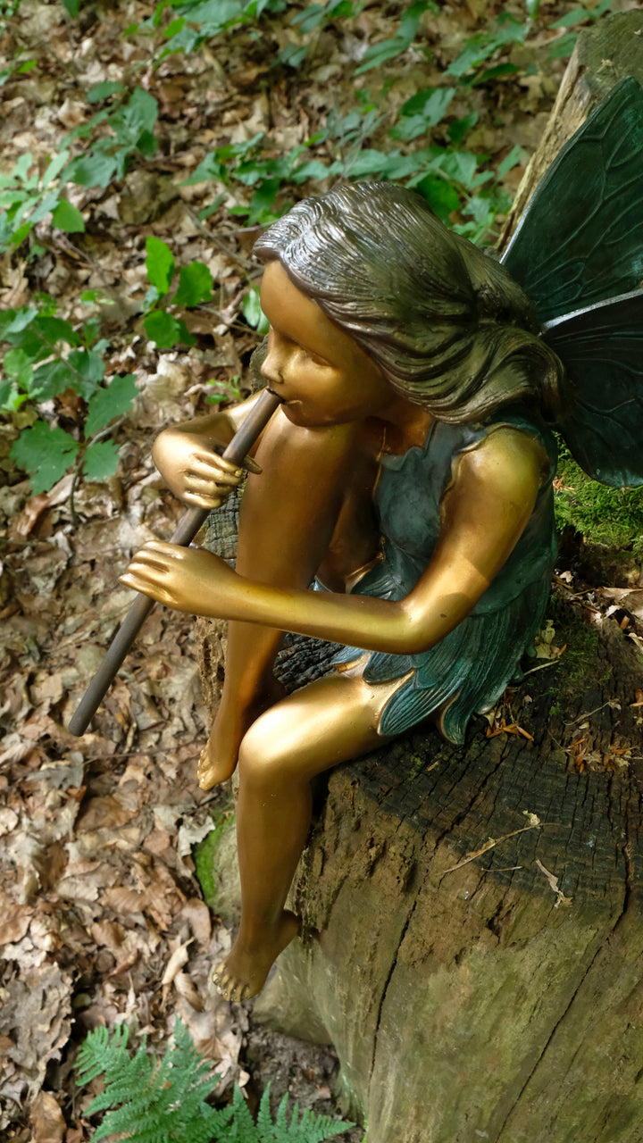 Sculpture en bronze d'une fée ailée jouant de la flûte