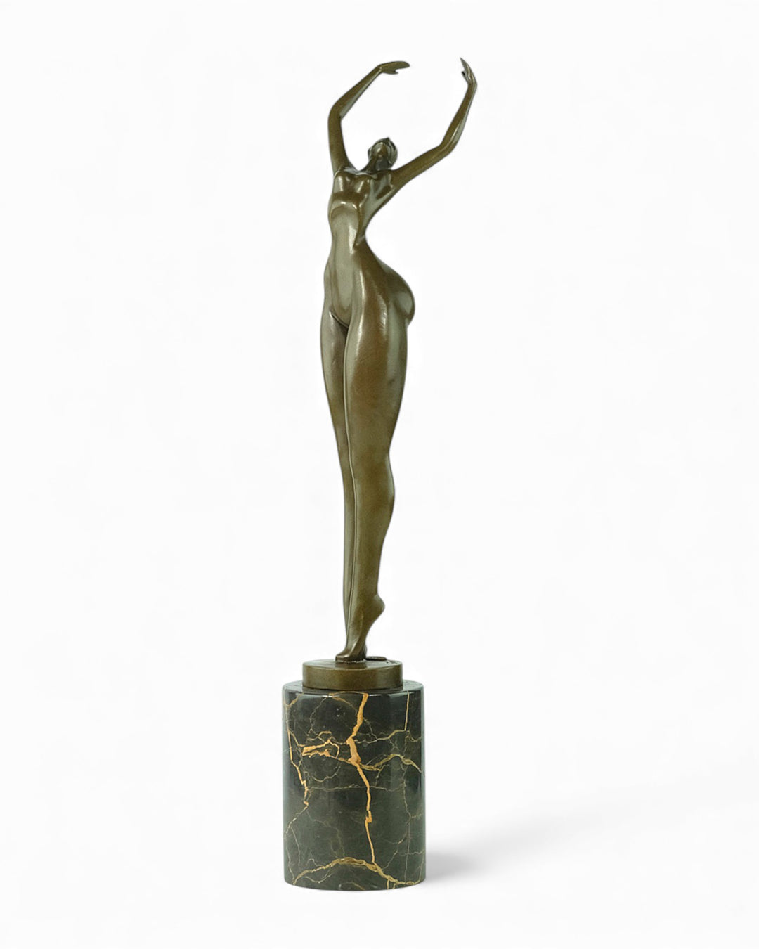 Escultura de bronce de una mujer alargada bailando