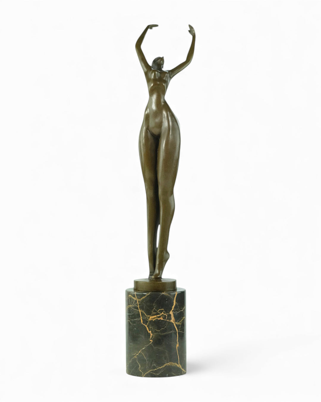 Escultura de bronce de una mujer alargada bailando