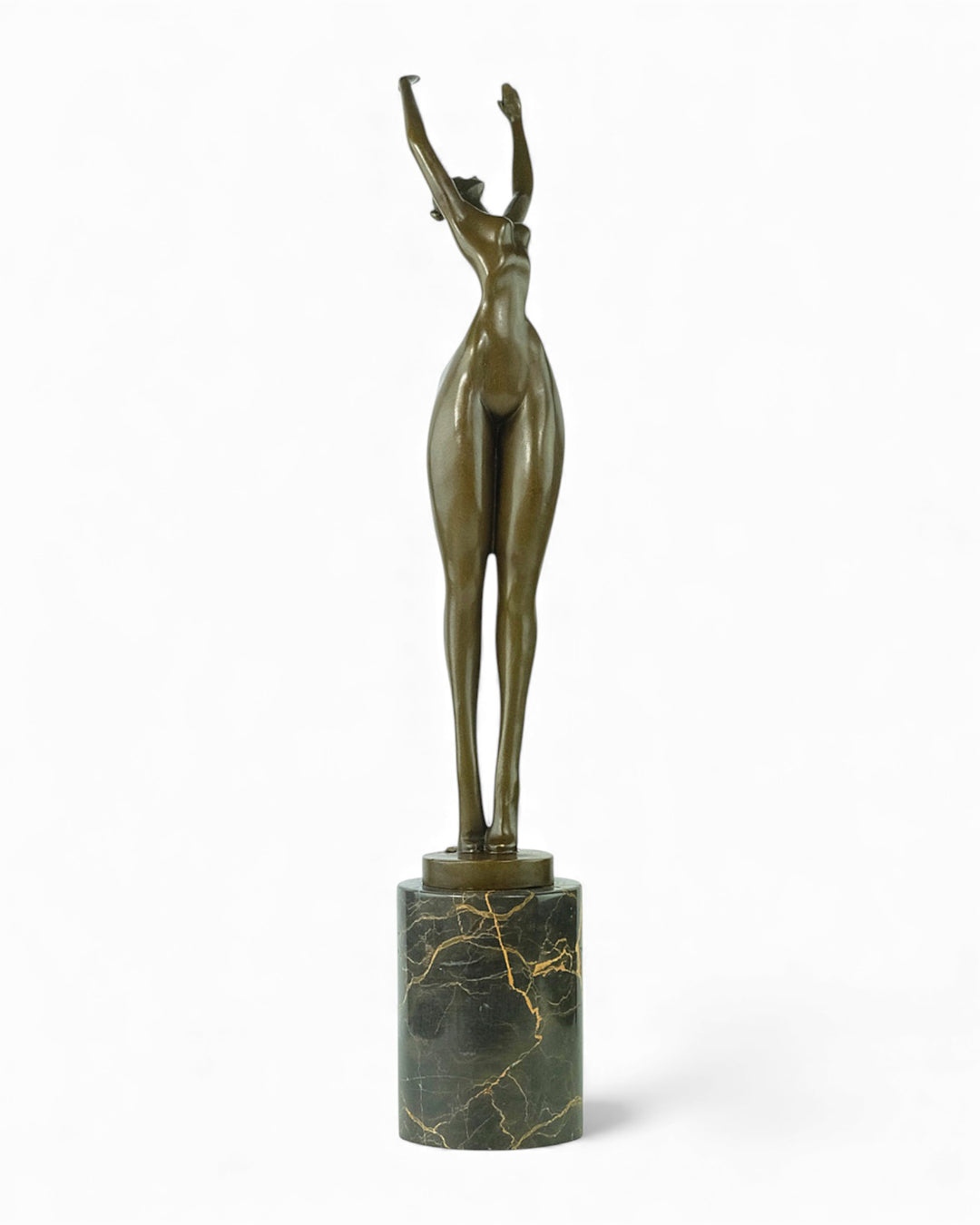 Escultura de bronce de una mujer alargada bailando