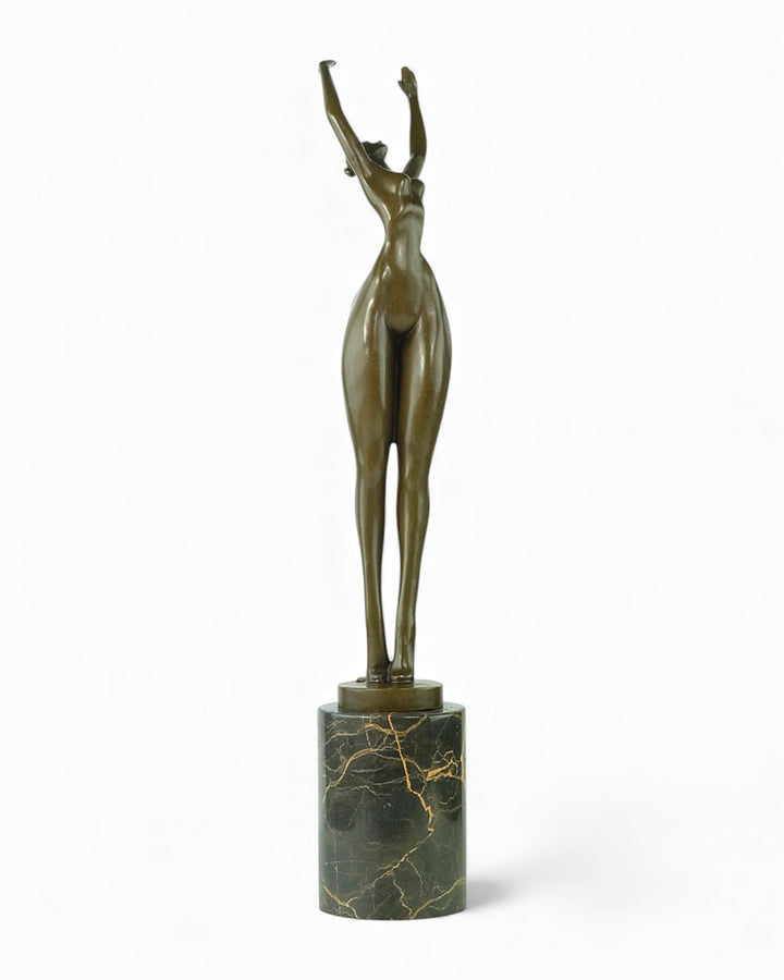Escultura de bronce de una mujer alargada bailando
