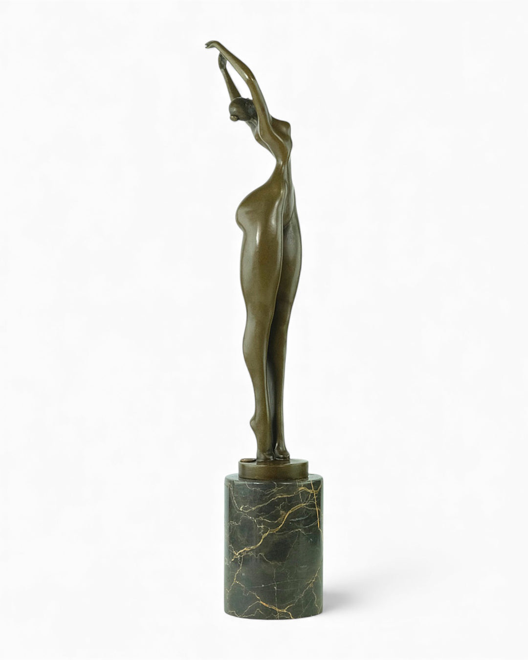 Escultura de bronce de una mujer alargada bailando