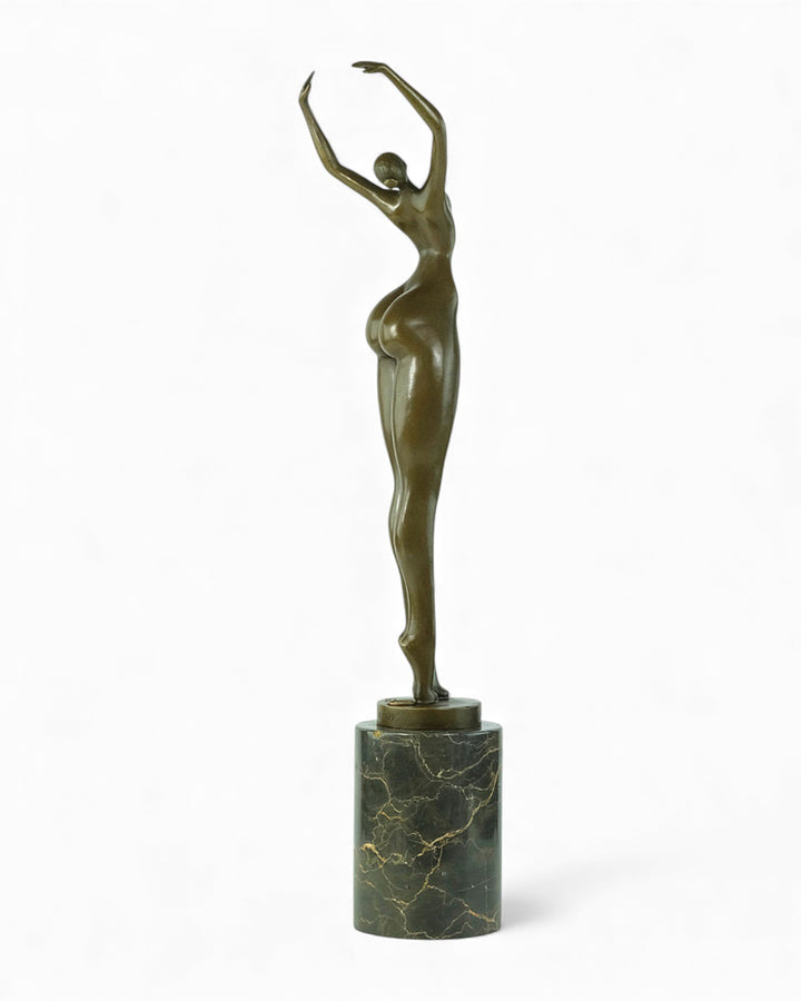 Escultura de bronce de una mujer alargada bailando