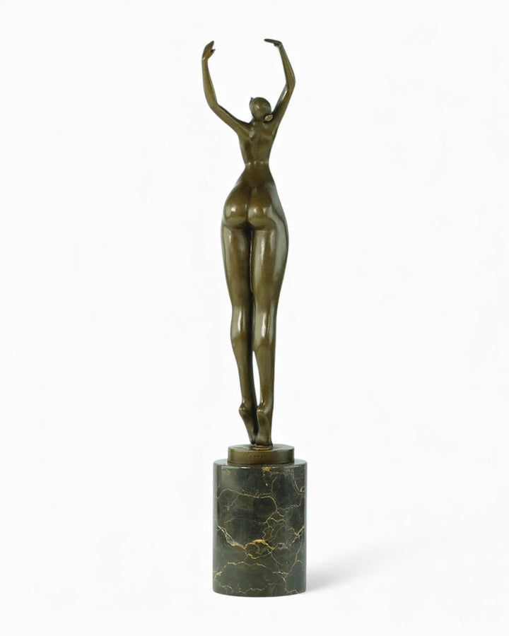 Escultura de bronce de una mujer alargada bailando