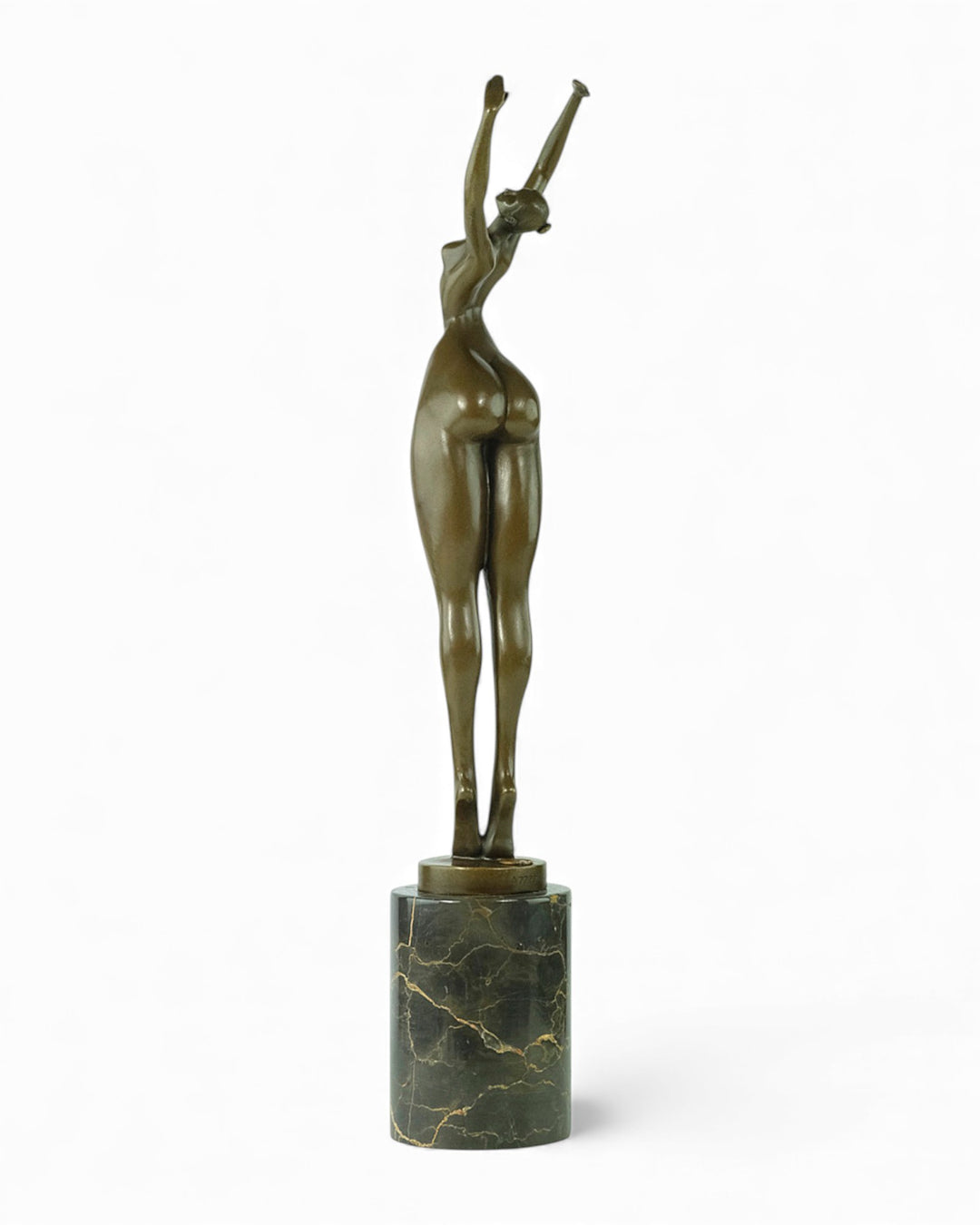 Escultura de bronce de una mujer alargada bailando