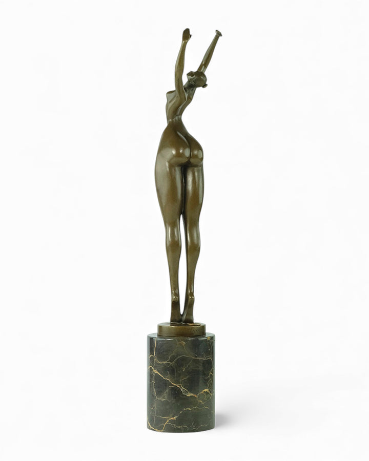 Escultura de bronce de una mujer alargada bailando