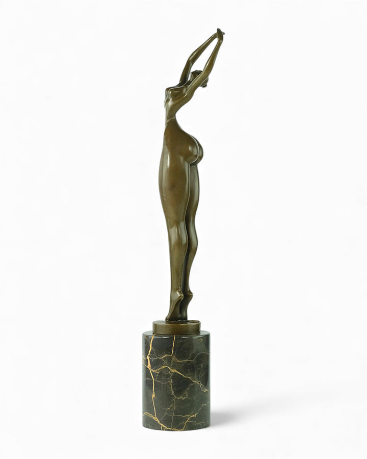Escultura de bronce de una mujer alargada bailando