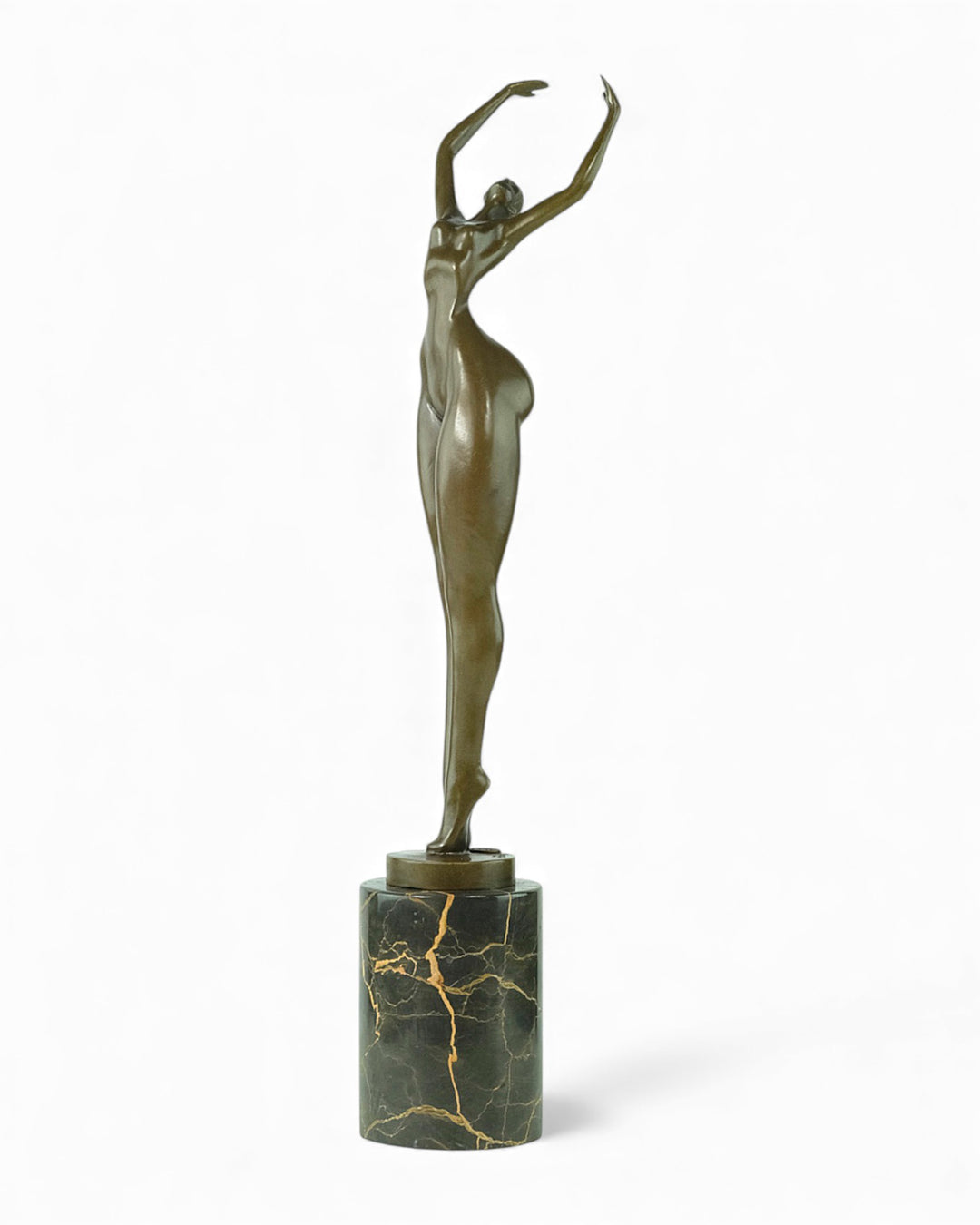 Escultura de bronce de una mujer alargada bailando