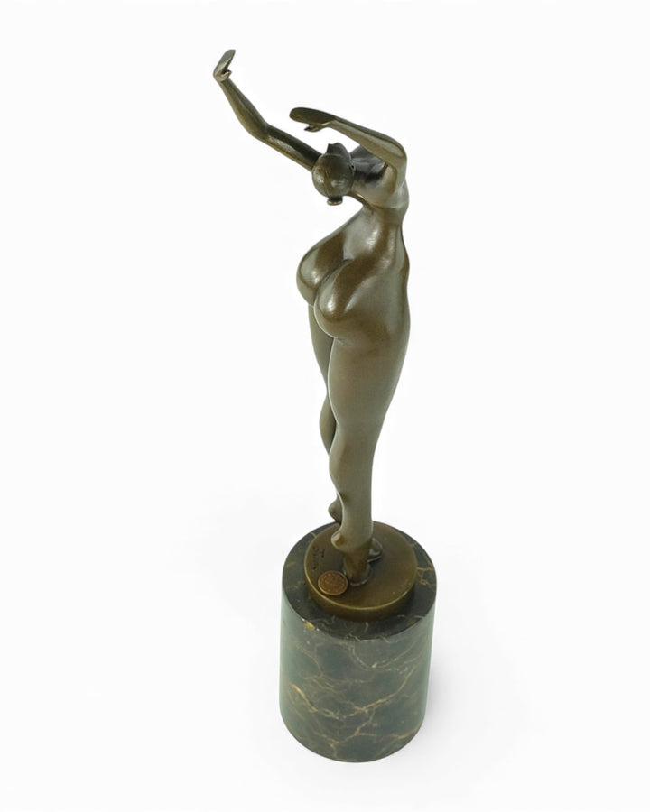 Escultura de bronce de una mujer alargada bailando