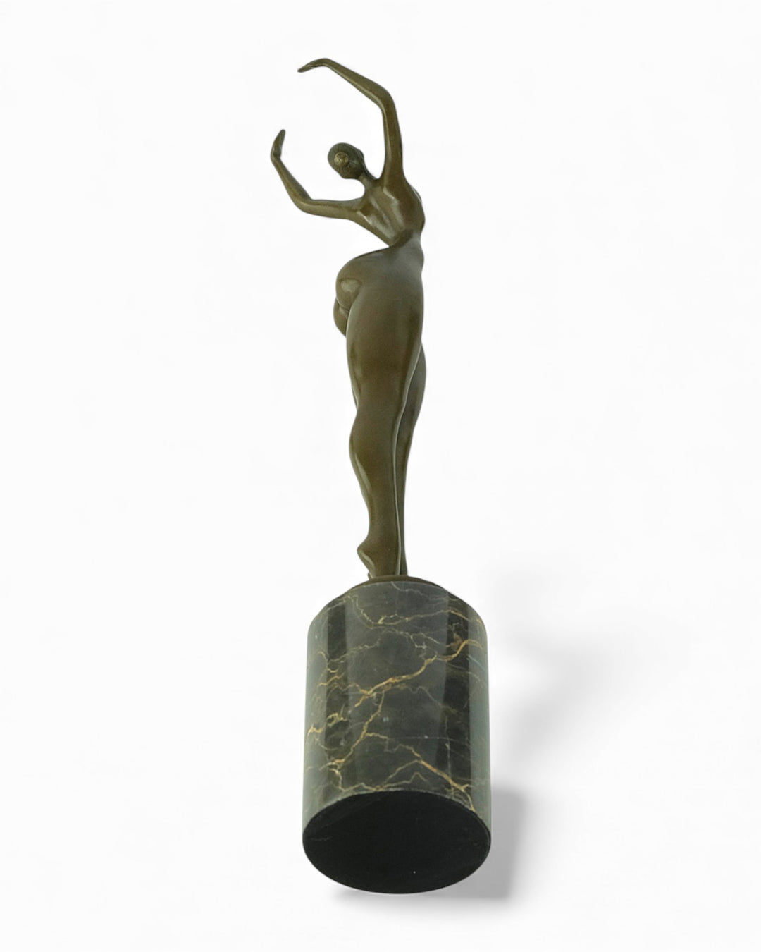 Escultura de bronce de una mujer alargada bailando