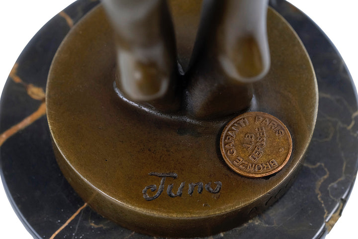 Escultura de bronce de una mujer alargada bailando