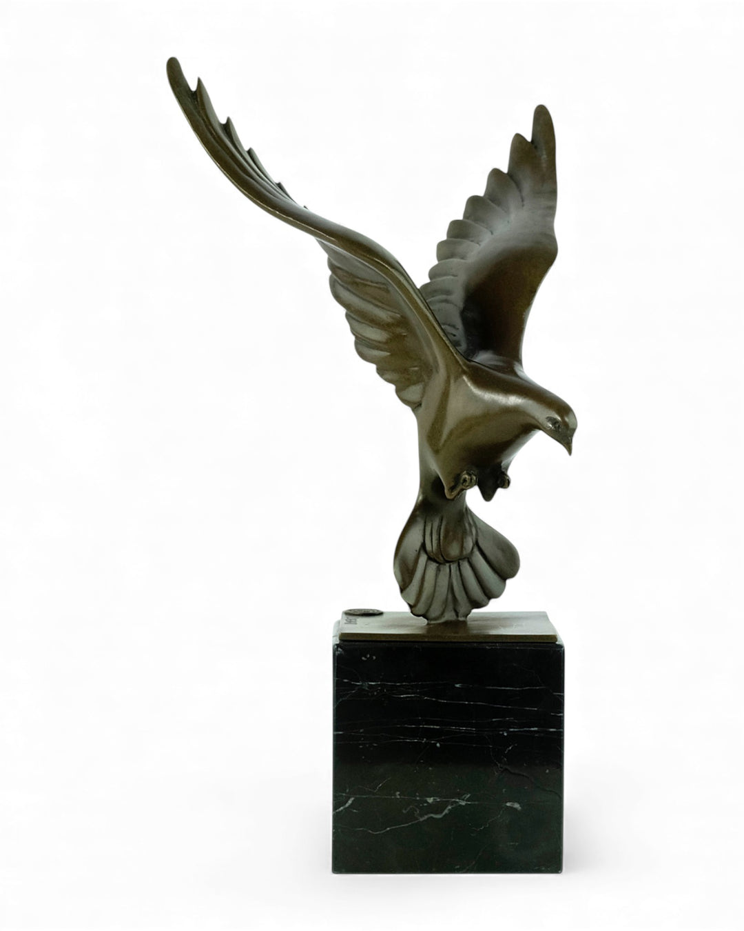 Bronzen sculptuur van een dalende duif met gespreide vleugels