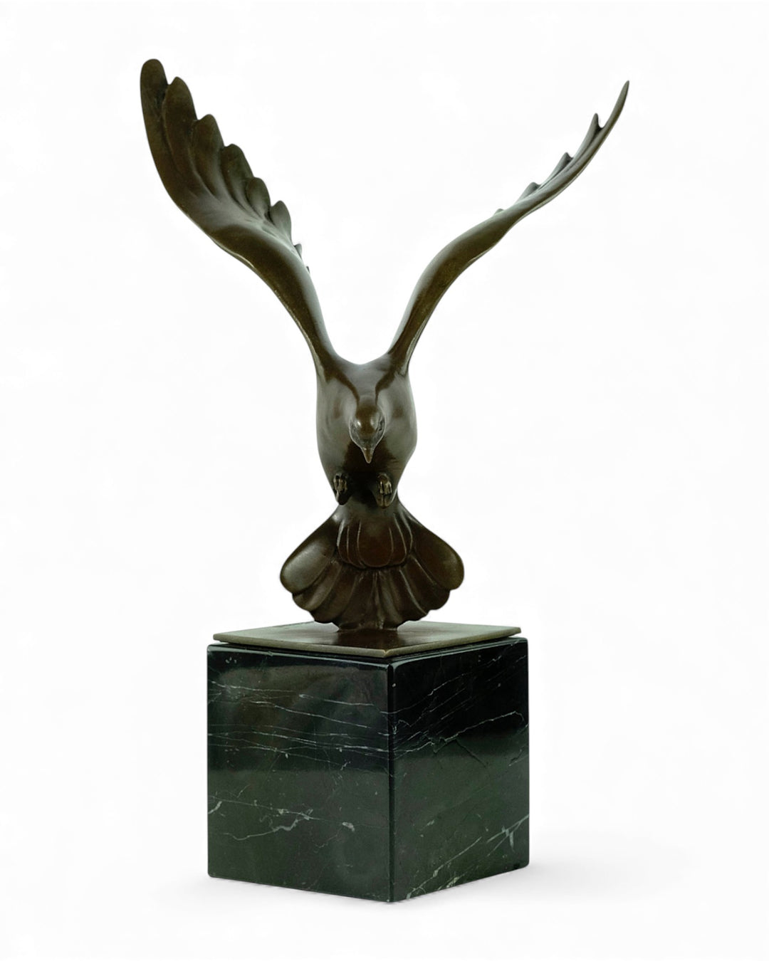 Bronzen sculptuur van een dalende duif met gespreide vleugels