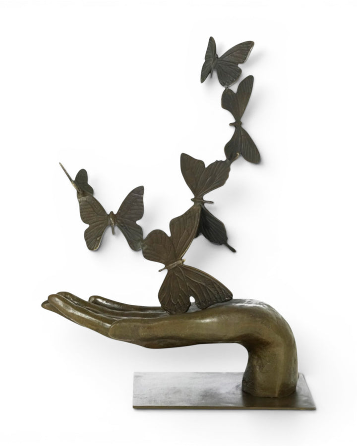 Moderne Bronzeskulptur einer Hand, die Schmetterlinge freigibt