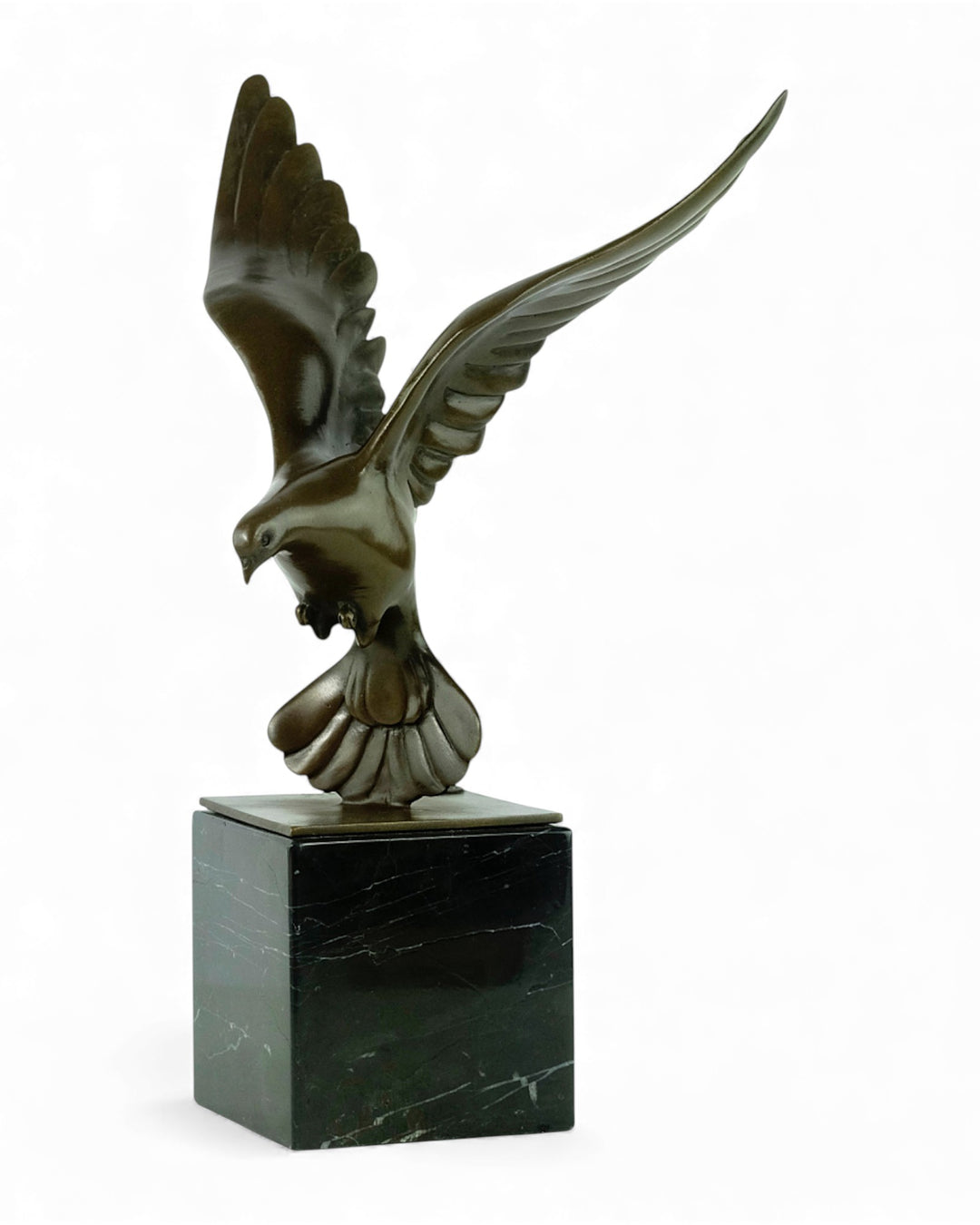 Bronzen sculptuur van een dalende duif met gespreide vleugels