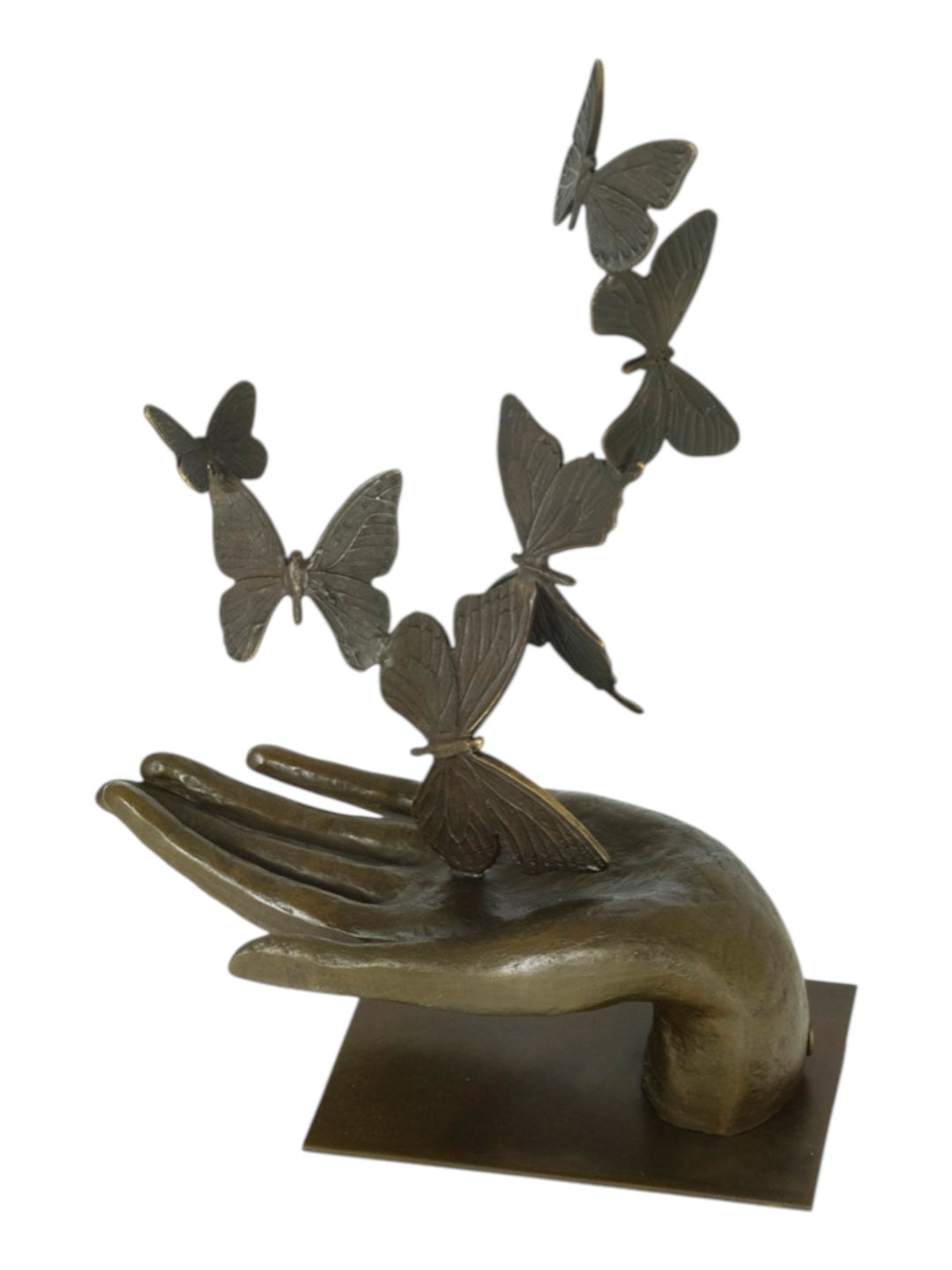 Modern bronzen beeld van een hand die vlinders loslaat