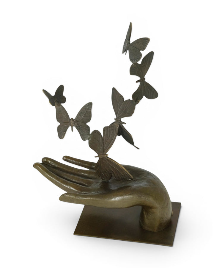 Moderne Bronzeskulptur einer Hand, die Schmetterlinge freigibt