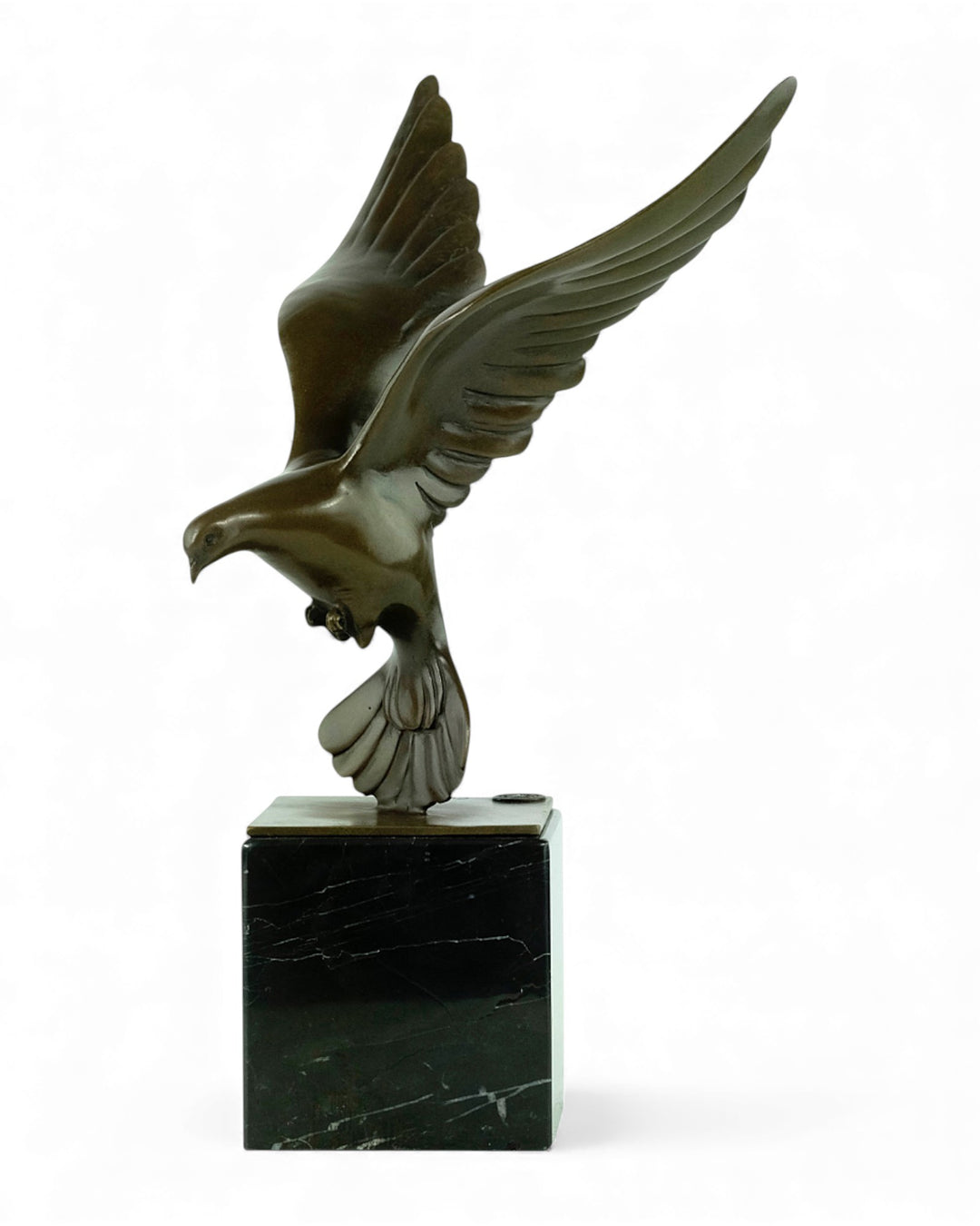 Bronzen sculptuur van een dalende duif met gespreide vleugels