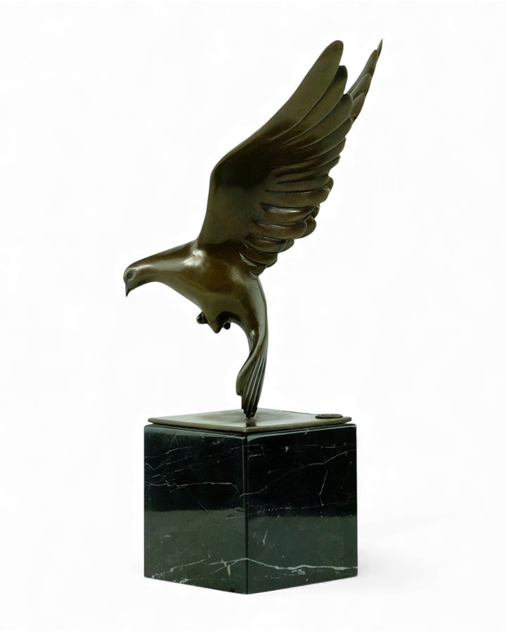 Bronzen sculptuur van een dalende duif met gespreide vleugels