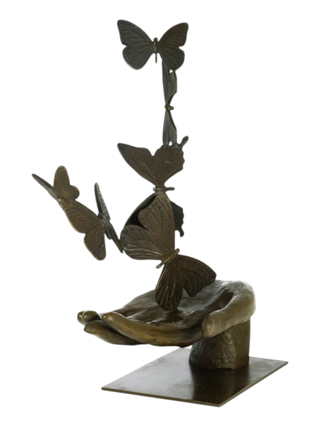 Modern bronzen beeld van een hand die vlinders loslaat