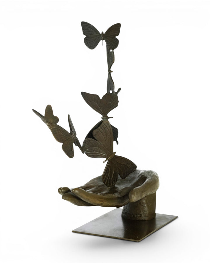 Moderne Bronzeskulptur einer Hand, die Schmetterlinge freigibt