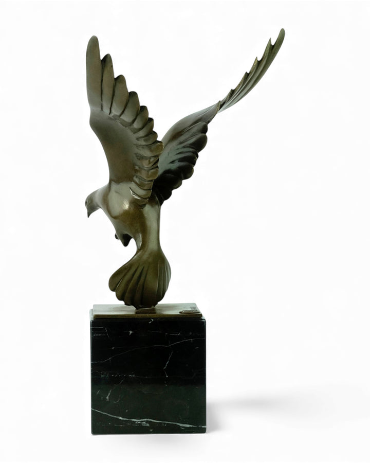 Bronzen sculptuur van een dalende duif met gespreide vleugels