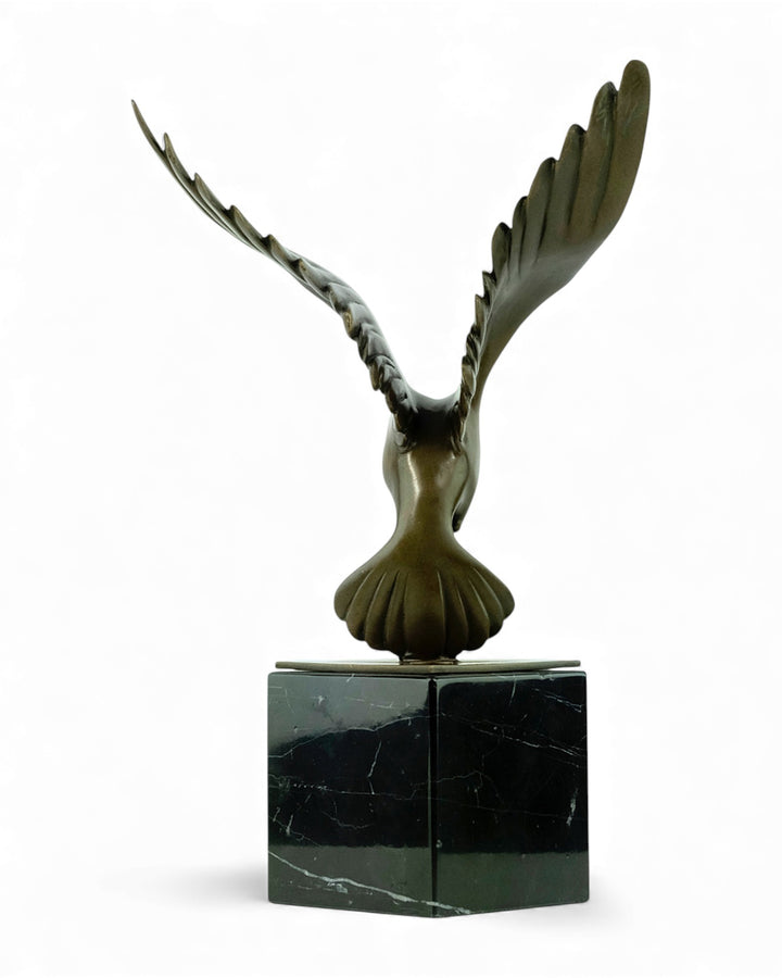 Bronzen sculptuur van een dalende duif met gespreide vleugels