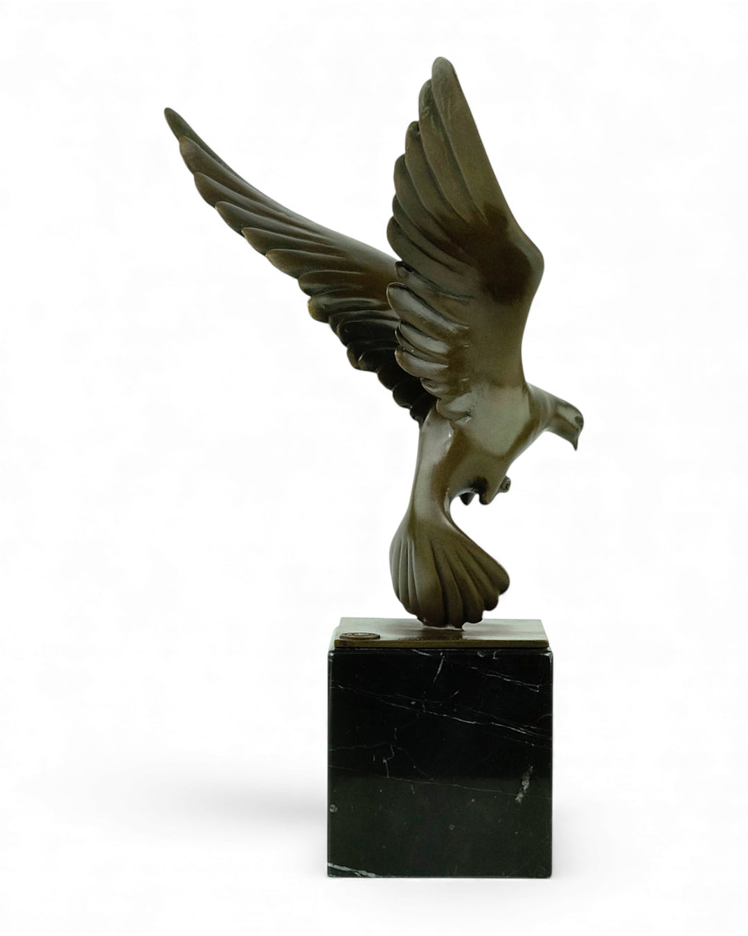 Bronzen sculptuur van een dalende duif met gespreide vleugels