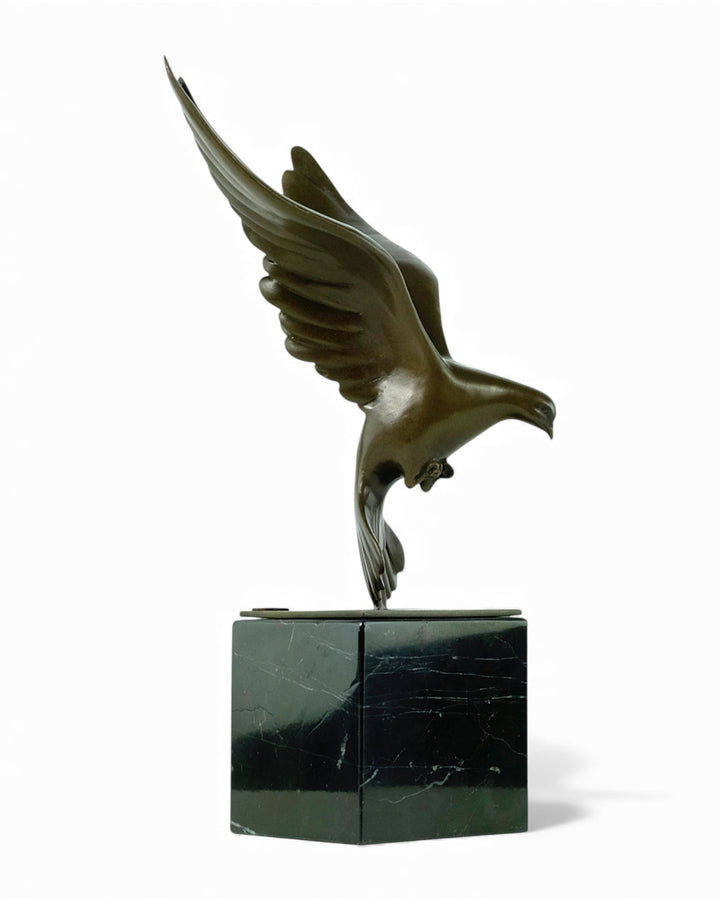 Bronzen sculptuur van een dalende duif met gespreide vleugels