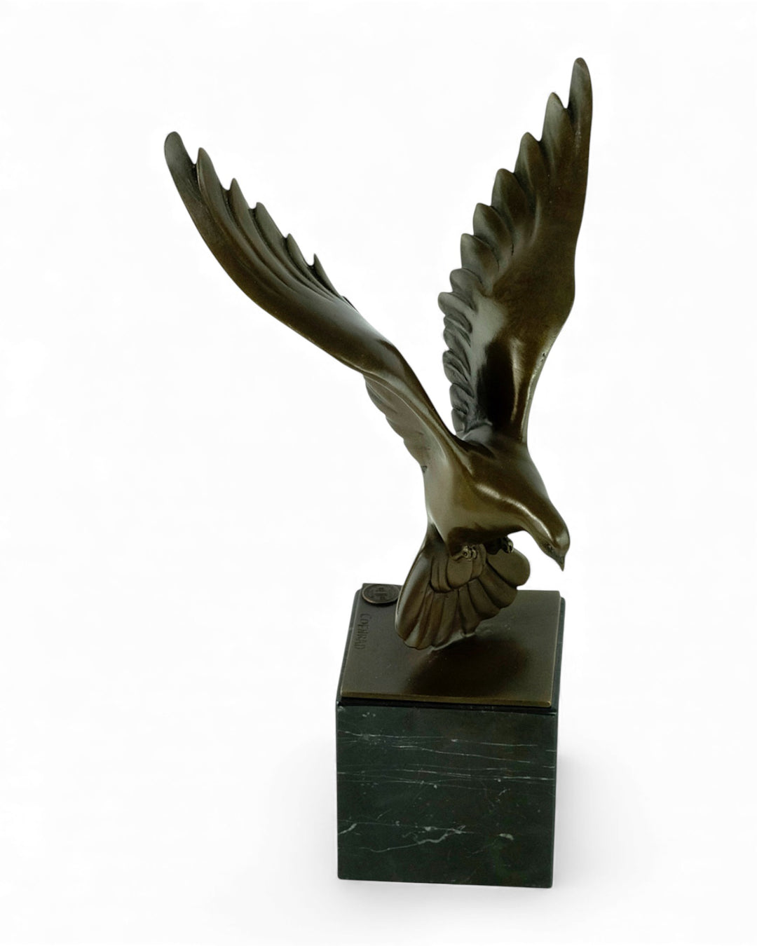 Bronzen sculptuur van een dalende duif met gespreide vleugels