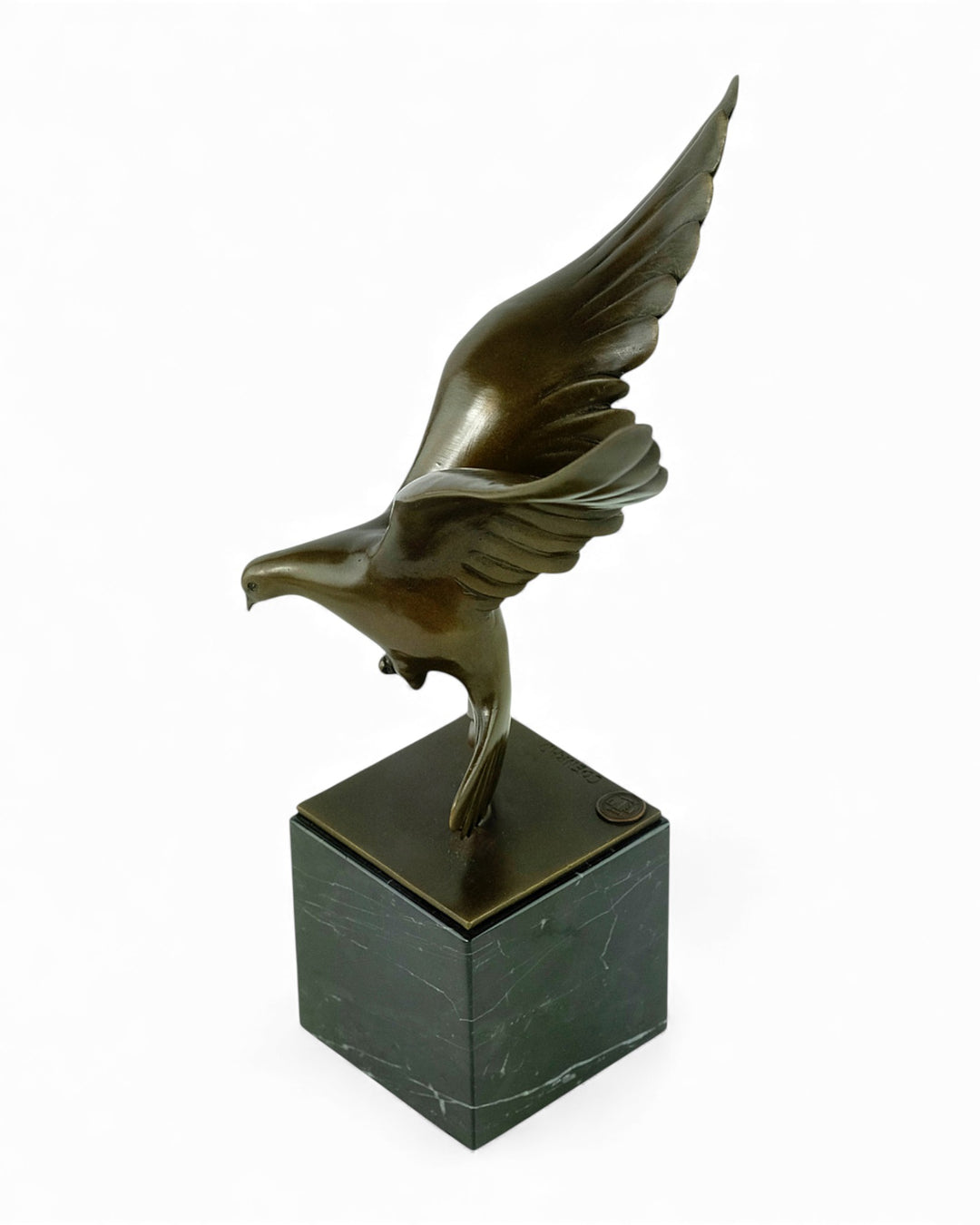 Bronzen sculptuur van een dalende duif met gespreide vleugels