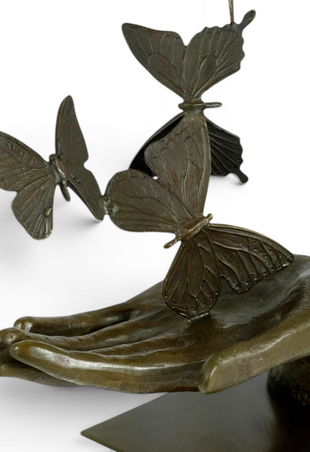 Moderne Bronzeskulptur einer Hand, die Schmetterlinge freigibt