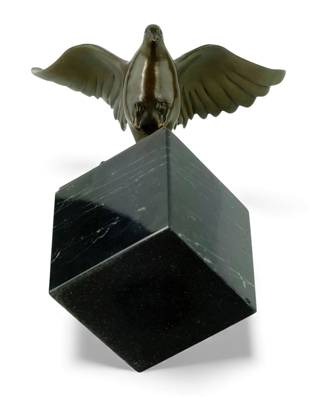 Bronzen sculptuur van een dalende duif met gespreide vleugels