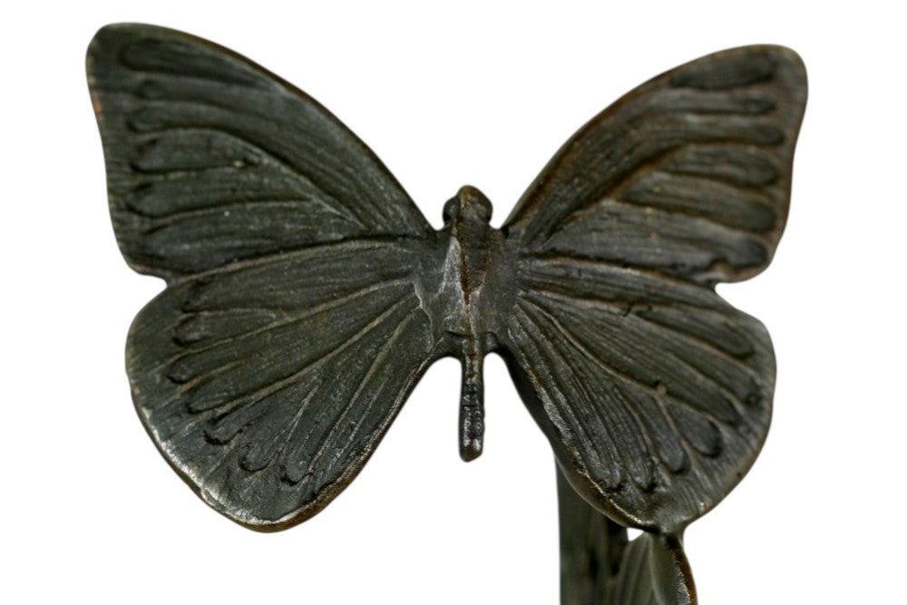 Modern bronzen beeld van een hand die vlinders loslaat