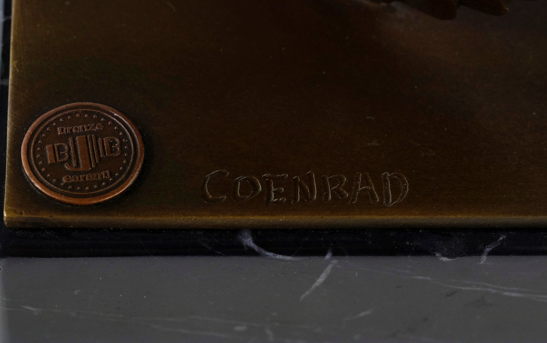 Bronzen sculptuur van een dalende duif met gespreide vleugels