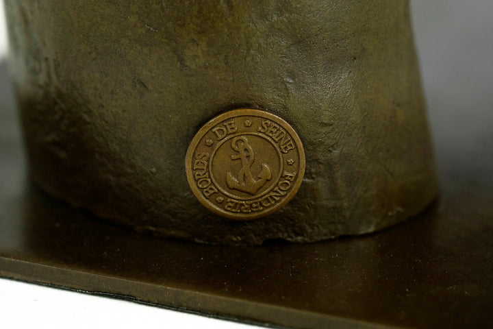Modern bronzen beeld van een hand die vlinders loslaat