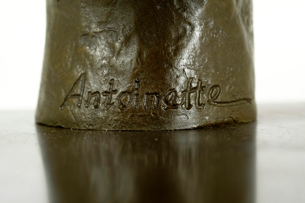 Modern bronzen beeld van een hand die vlinders loslaat