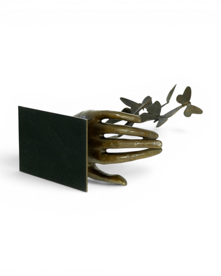 Moderne Bronzeskulptur einer Hand, die Schmetterlinge freigibt