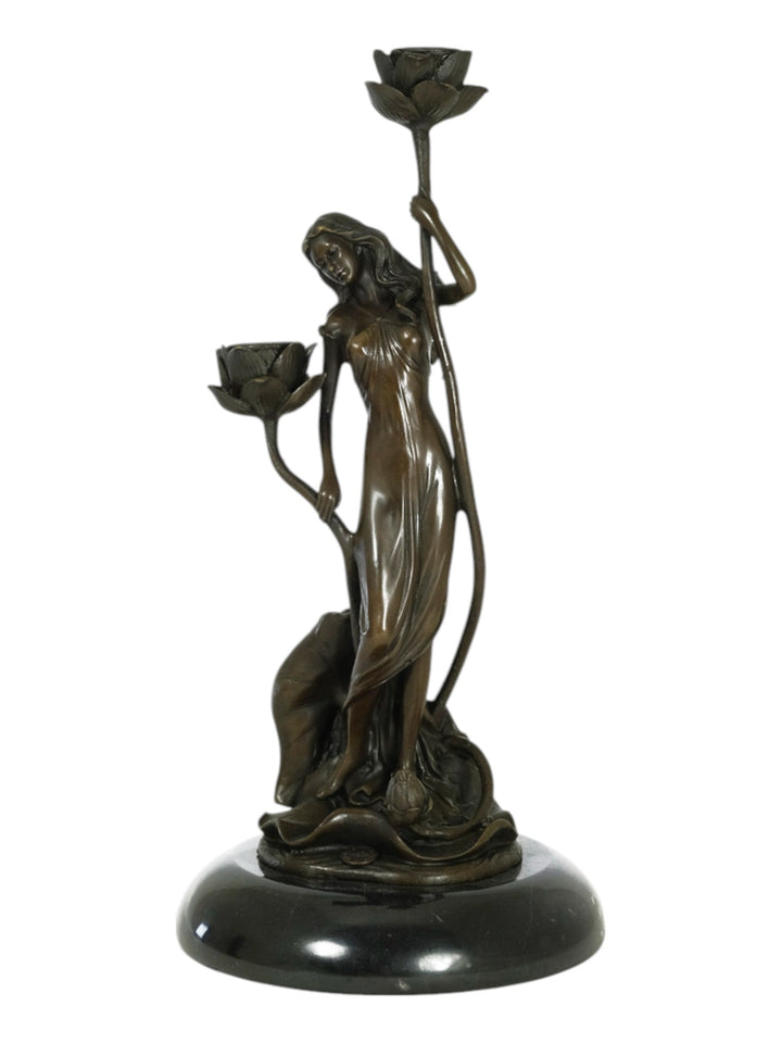 Bronzen kandelaar van een vrouw met bloemen - in Art Nouveau stijl