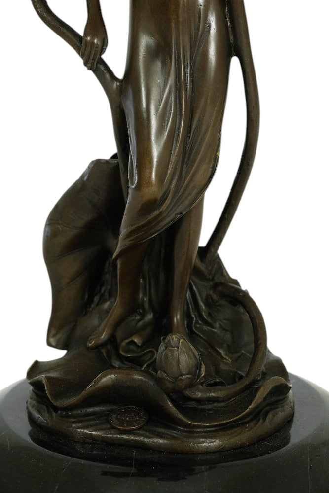 Bronzen kandelaar van een vrouw met bloemen - in Art Nouveau stijl