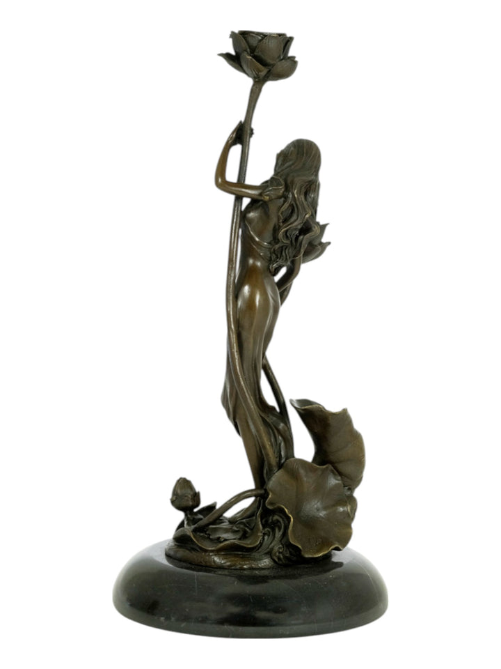 Bronzen kandelaar van een vrouw met bloemen - in Art Nouveau stijl
