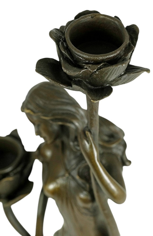 Bronzen kandelaar van een vrouw met bloemen - in Art Nouveau stijl