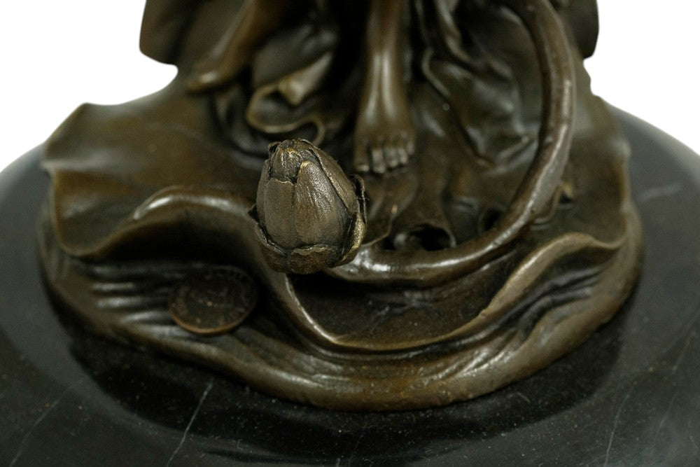 Bronzen kandelaar van een vrouw met bloemen - in Art Nouveau stijl
