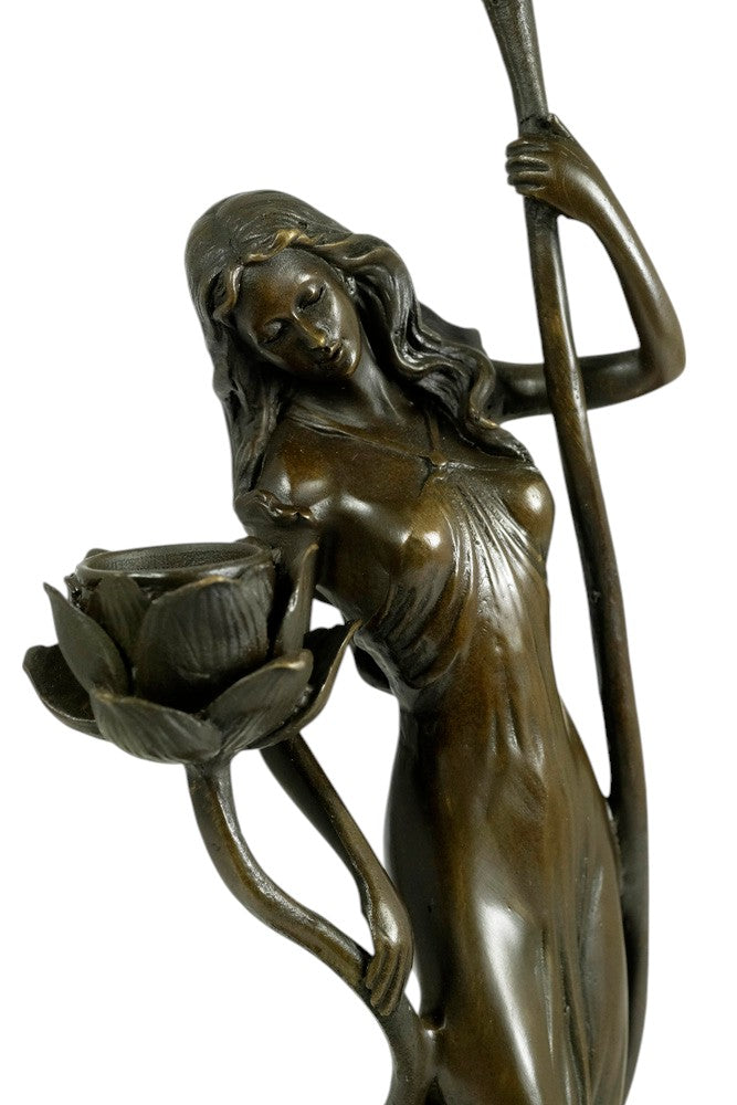 Bronzen kandelaar van een vrouw met bloemen - in Art Nouveau stijl