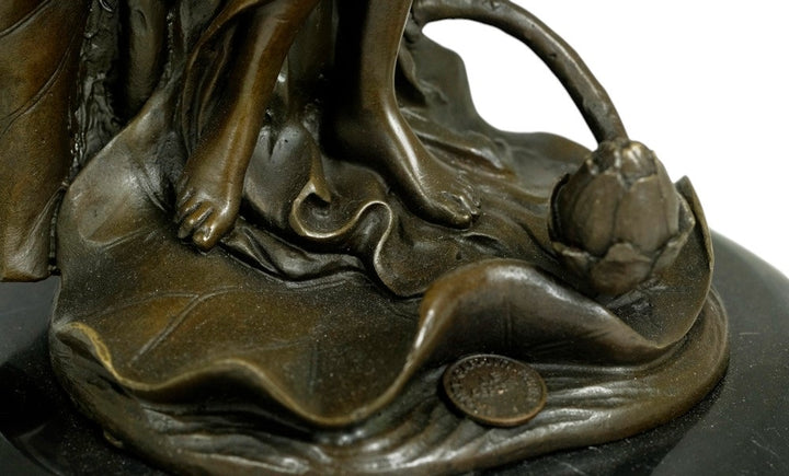 Bronzen kandelaar van een vrouw met bloemen - in Art Nouveau stijl