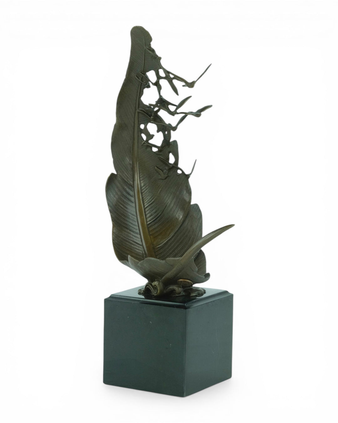 Escultura de bronce de palomas volando de una pluma