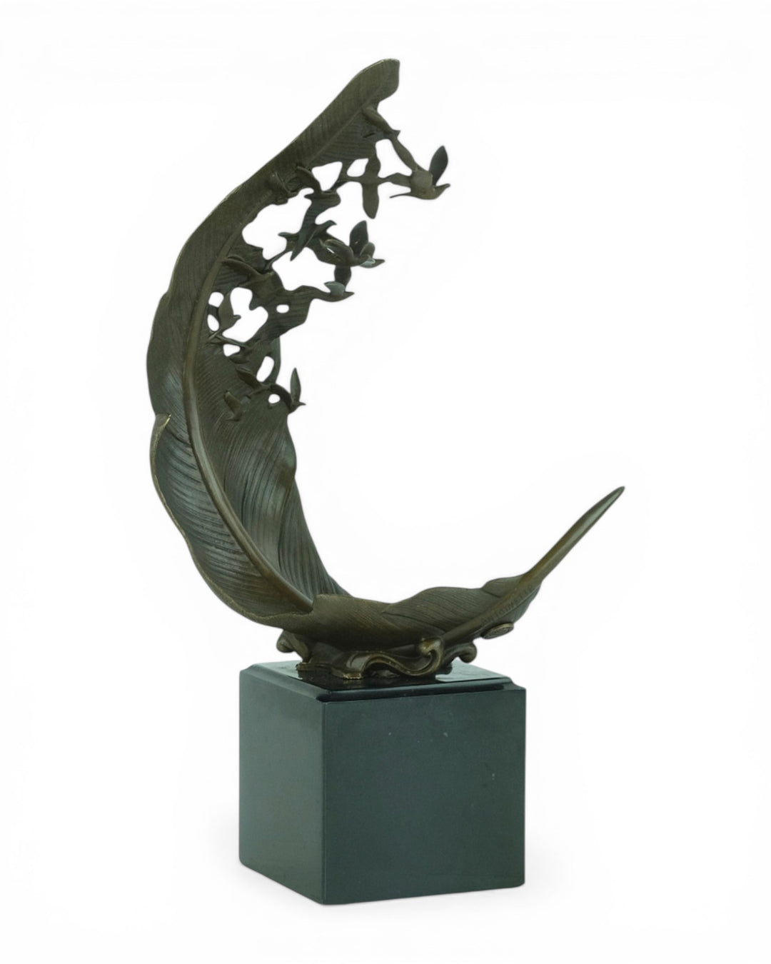 Escultura de bronce de palomas volando de una pluma