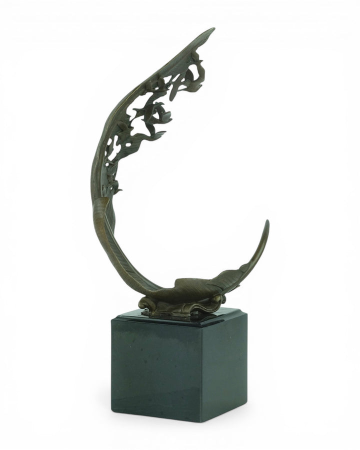 Escultura de bronce de palomas volando de una pluma