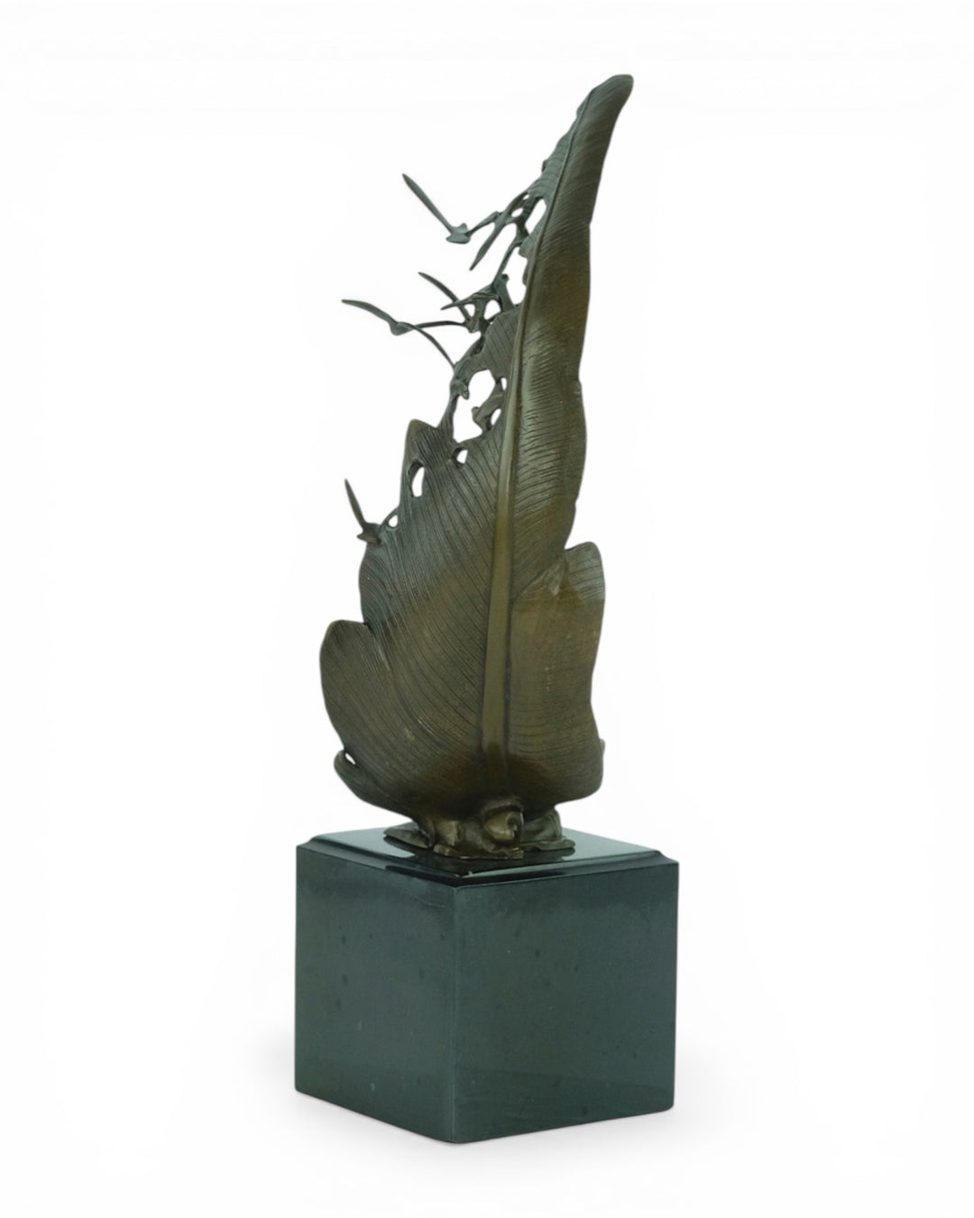 Escultura de bronce de palomas volando de una pluma