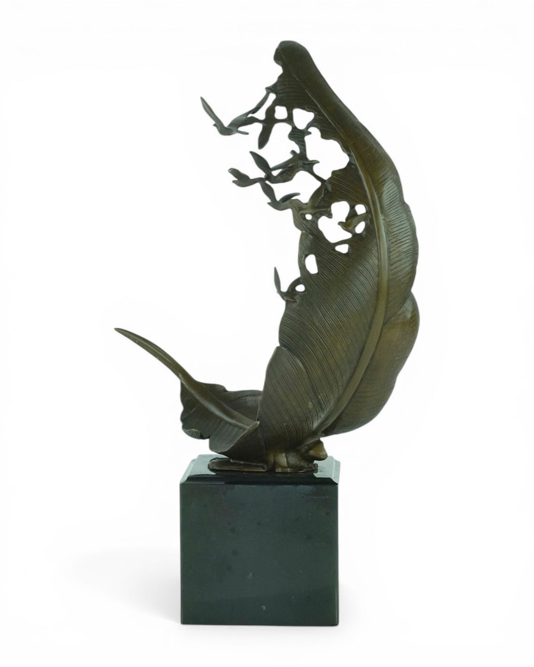 Escultura de bronce de palomas volando de una pluma